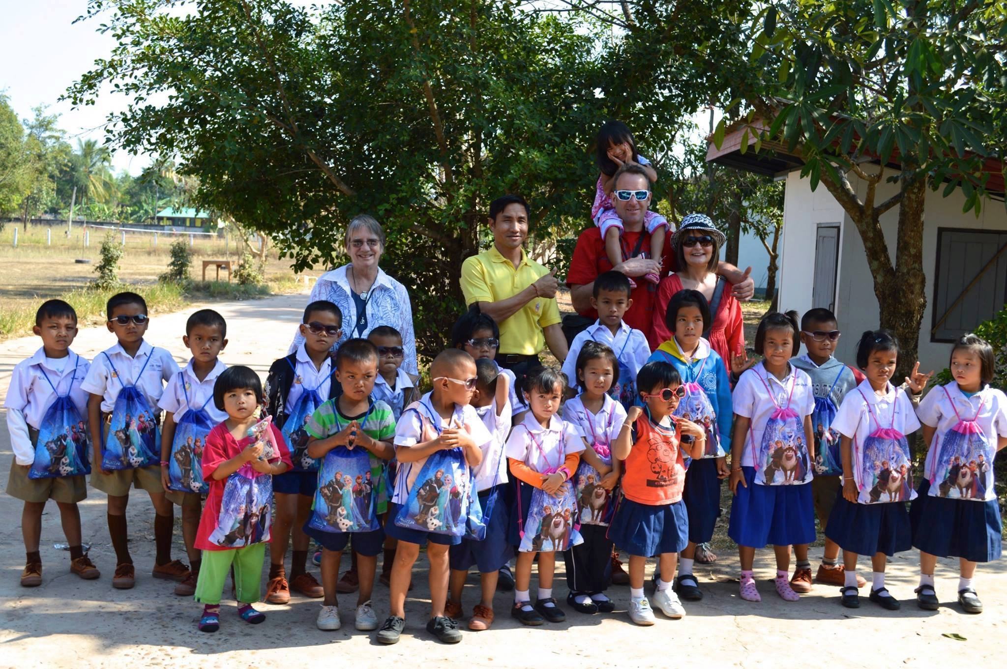 group photo return volunteers thailand