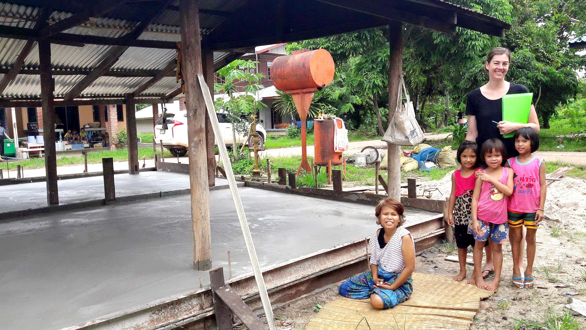 Mundo Exchange member Kayla with mom and girls Thailand at home construction site