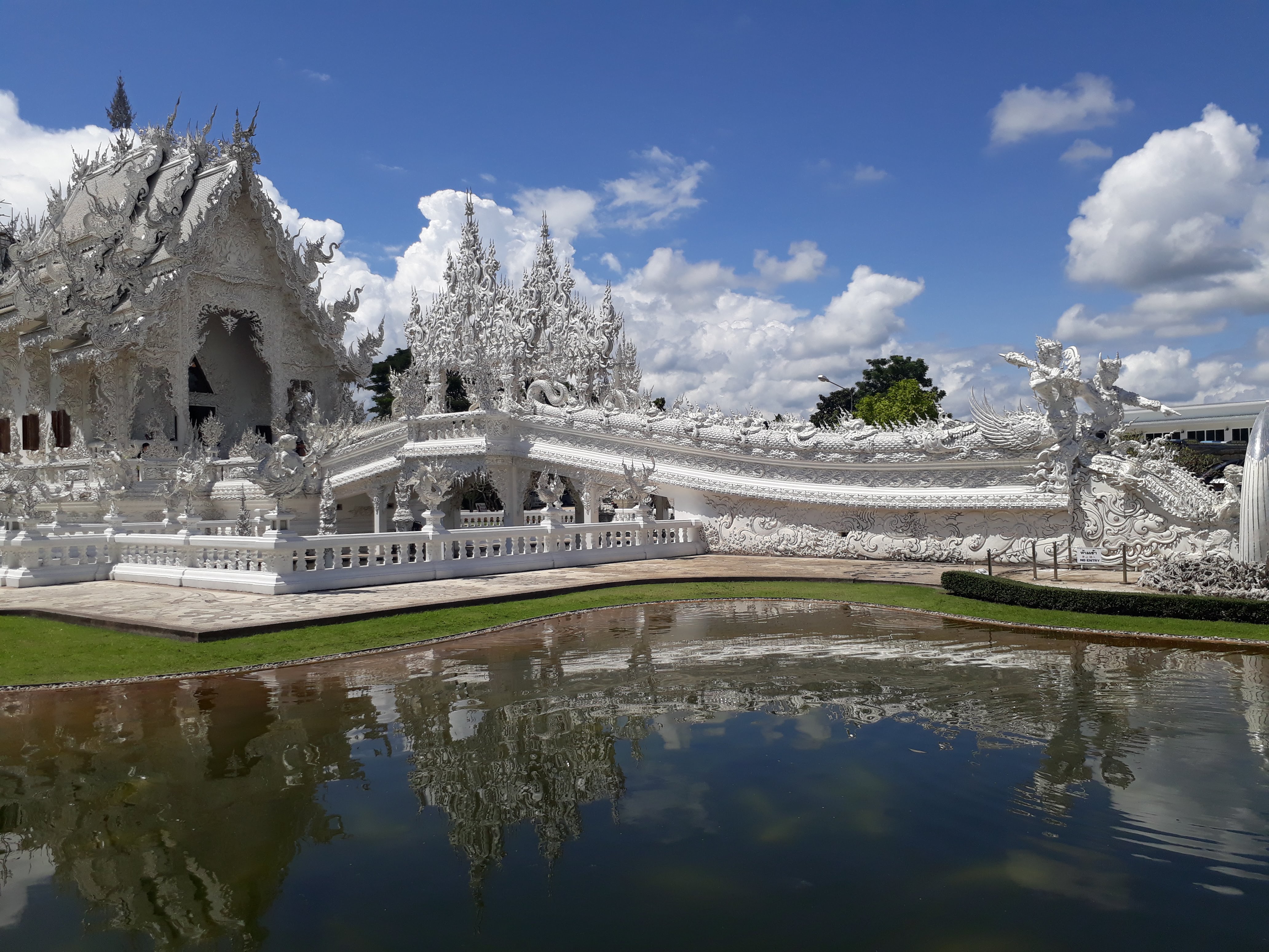 White temple TChiang Rai